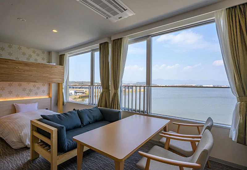 美しい朝日を望むレイクビューの客室