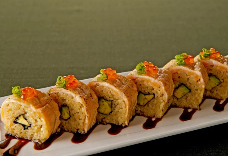 炙りサーモンとアボガドロール寿司