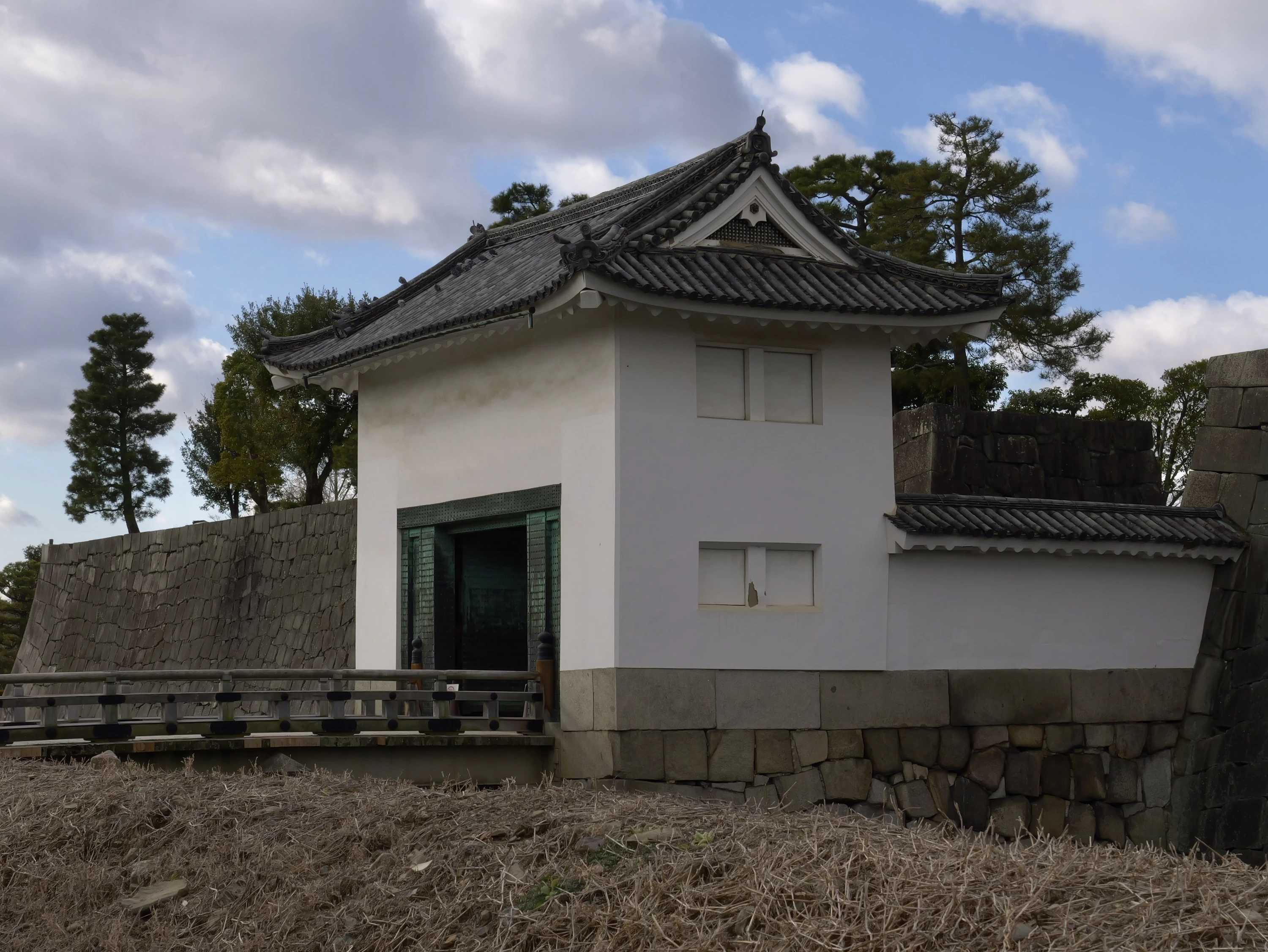 東橋／本丸櫓門（現地にて撮影）