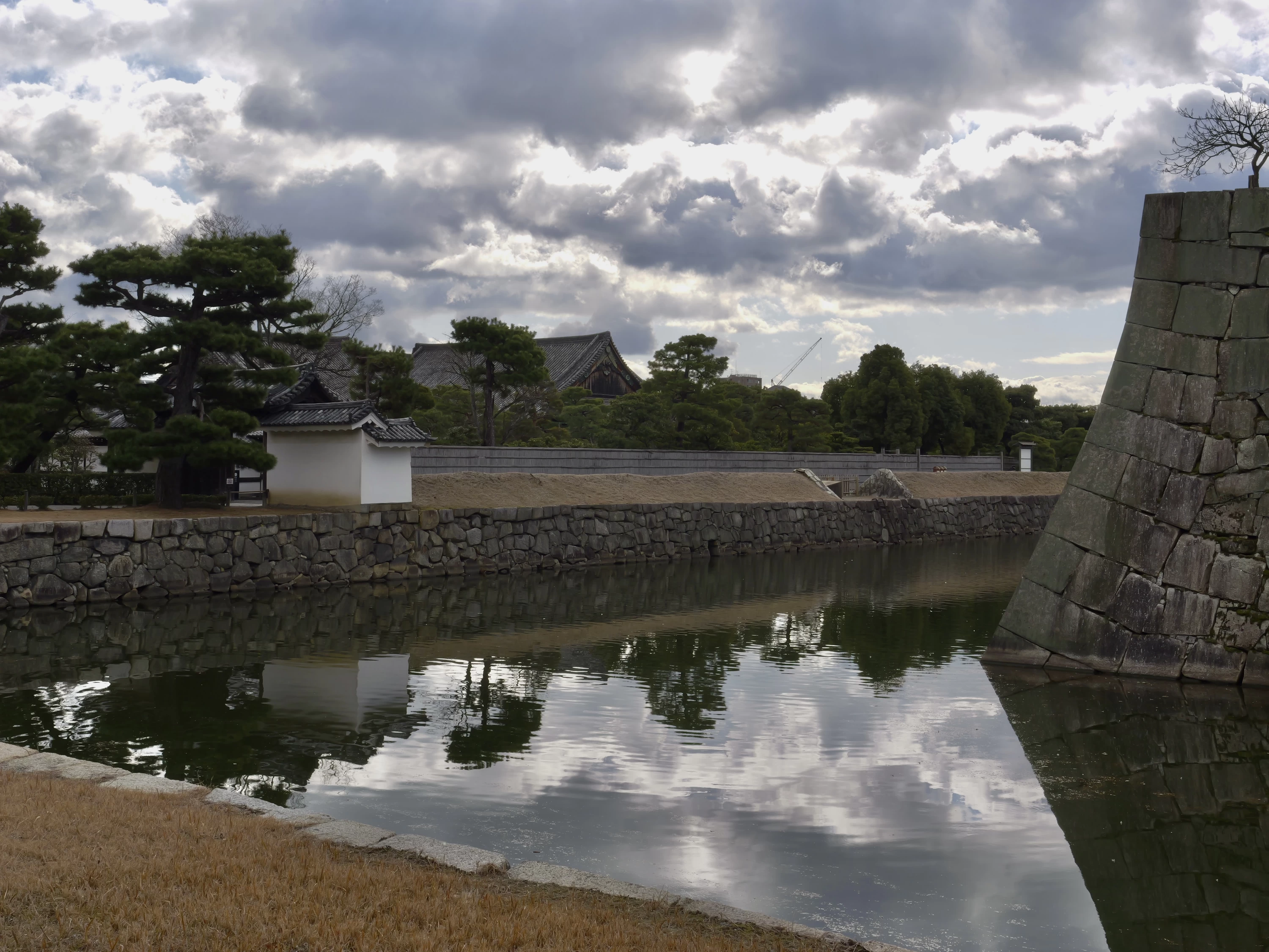鳴子門と内堀（現地にて撮影）