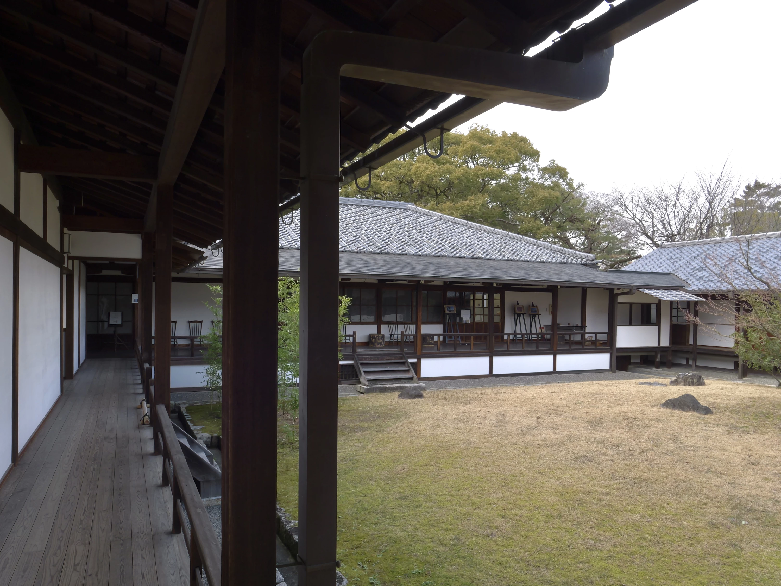 中庭（現地にて撮影）