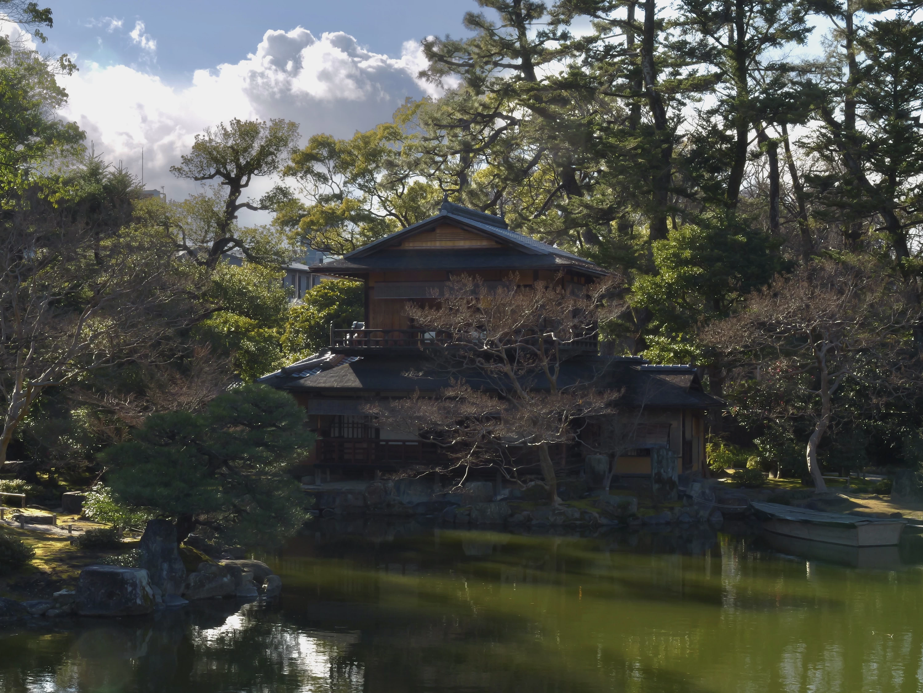 池と外観（現地にて撮影）