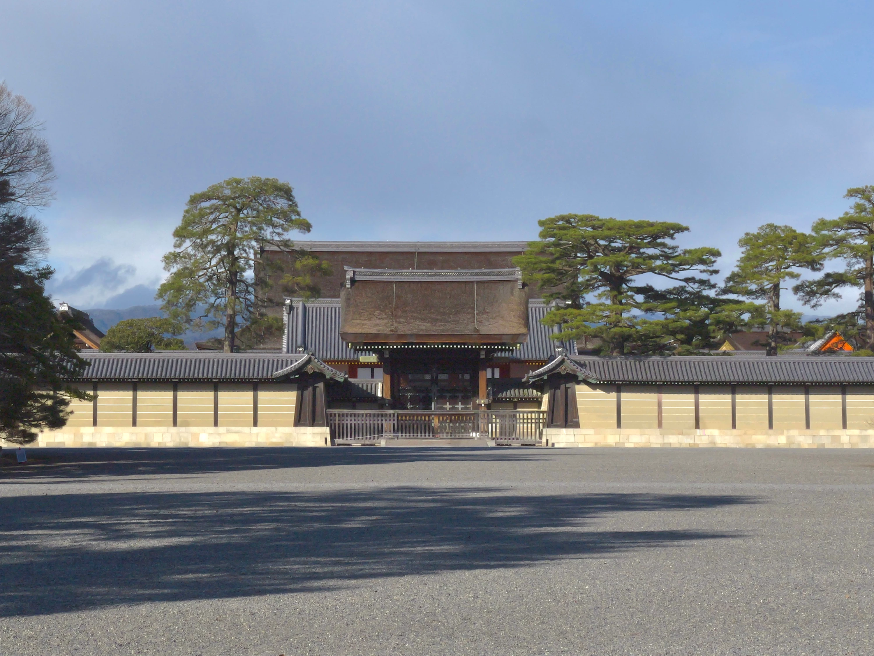 建礼門（現地にて撮影）