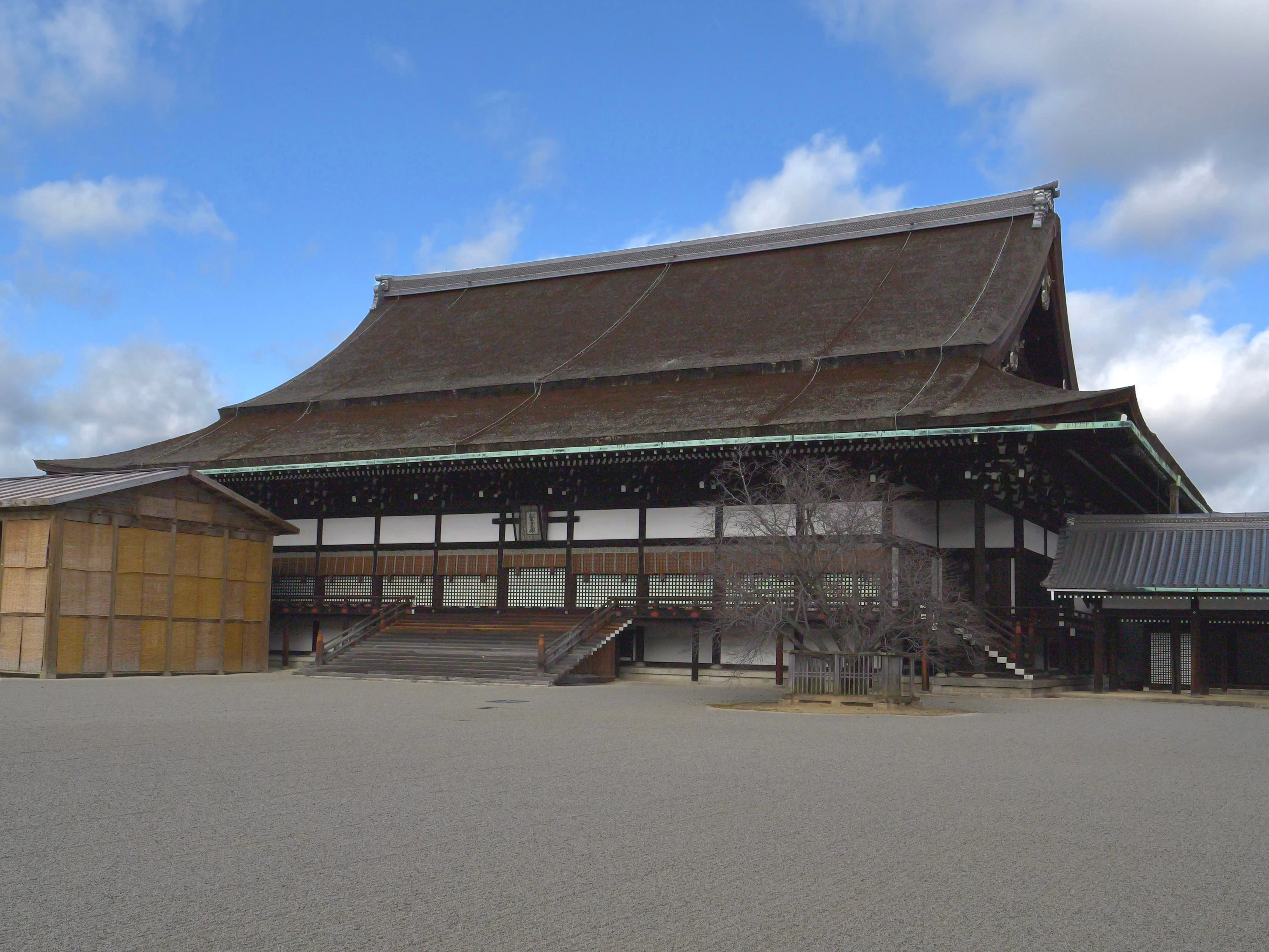 南庭から望む紫宸殿（現地にて撮影）