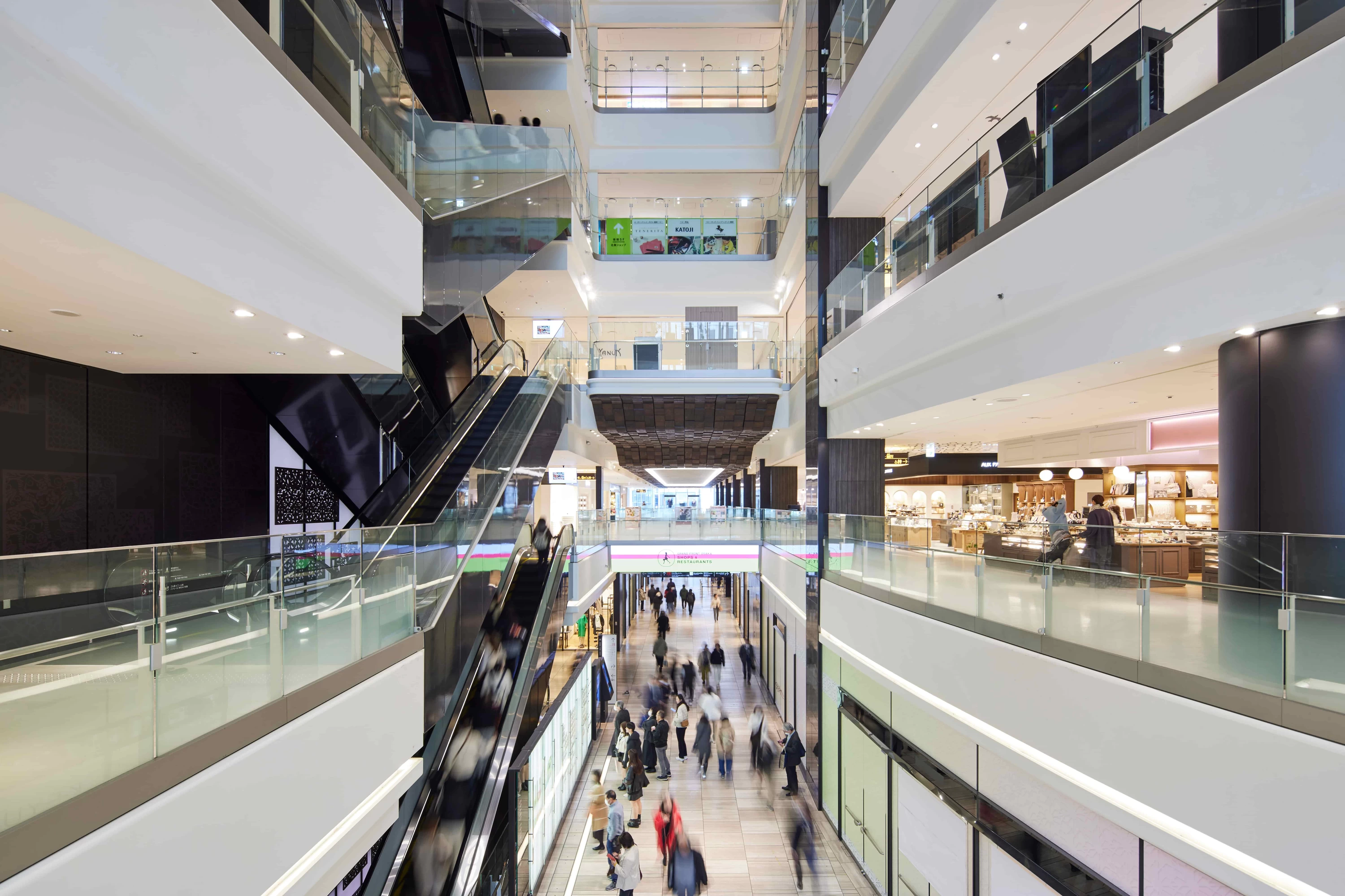 吹け抜けになっている南館内観