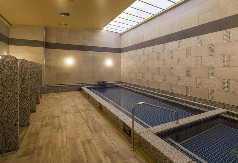 男性向けの広い浴場とドライサウナ