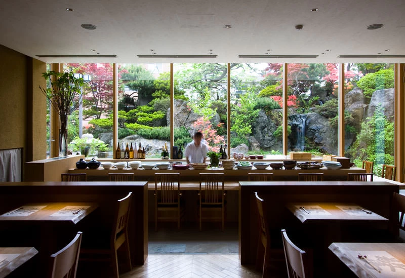 庭園が見えるカウンター席