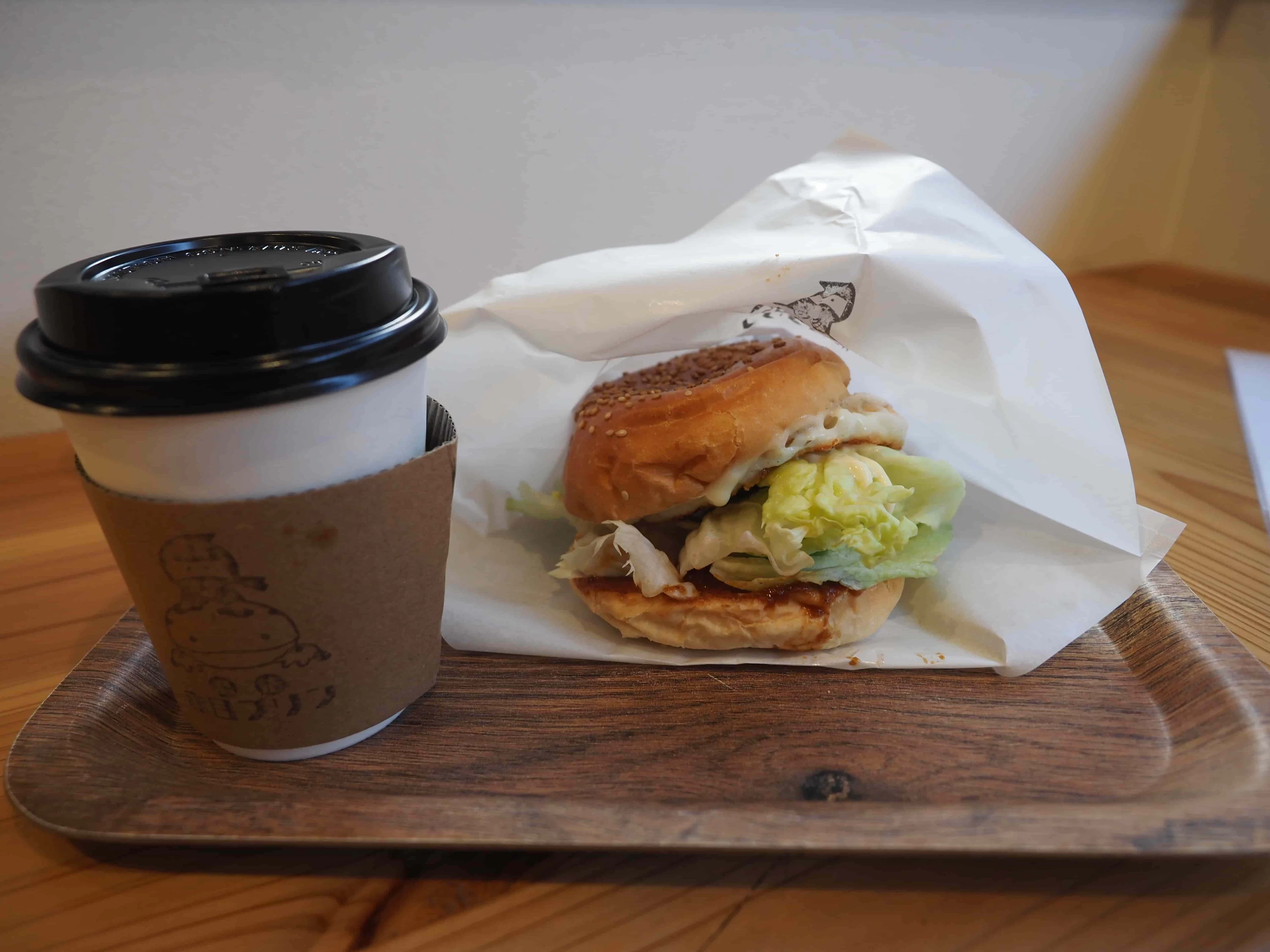 ハンバーガーとコーヒーのセット(現地にて撮影)