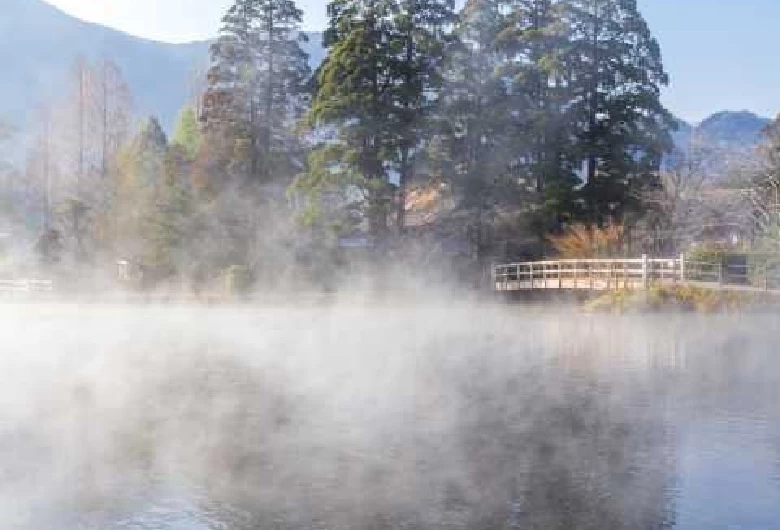 朝霧のかかる金鱗湖