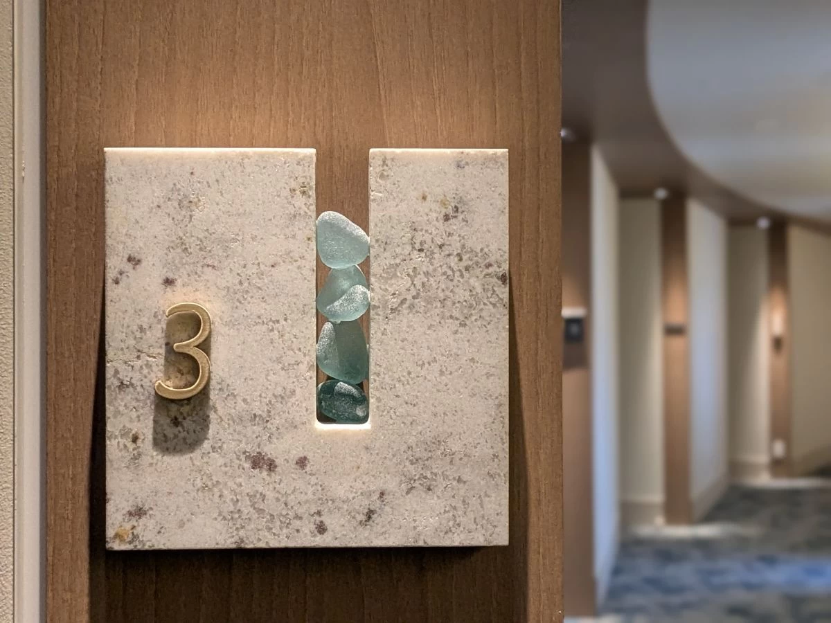 廊下、部屋のプレート（現地にて撮影）