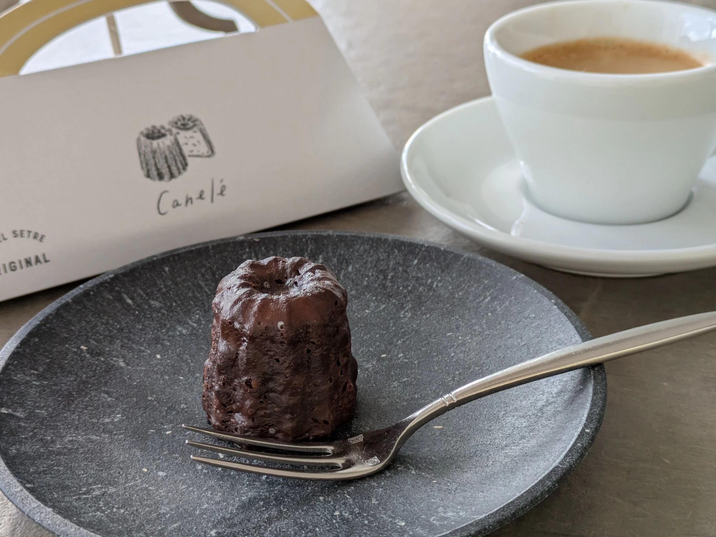 オリジナルカヌレ（現地にて撮影）