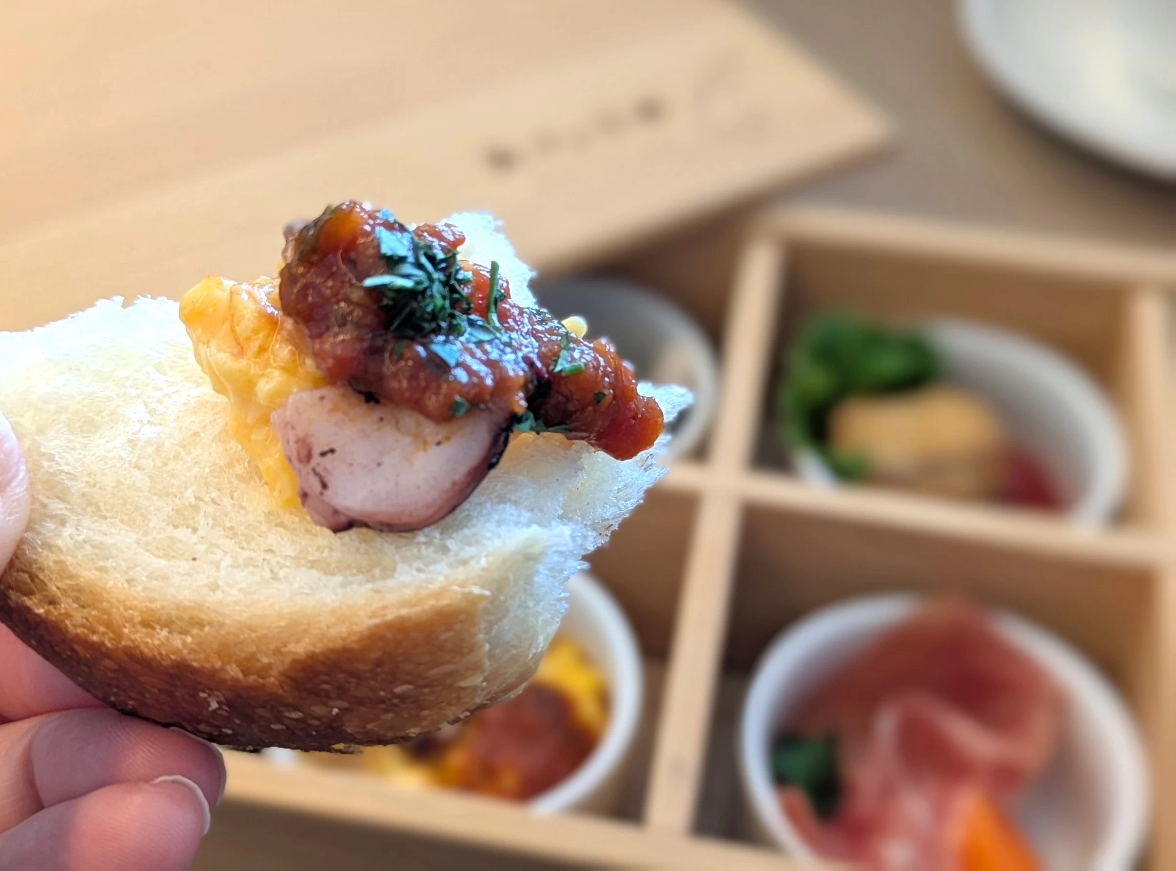 パンとおかずを一緒に（現地にて撮影）