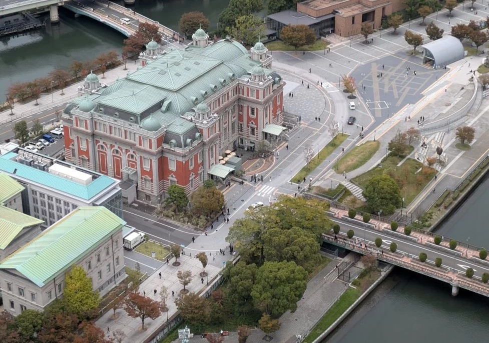 外観と栴檀木橋（淀屋橋スカイテラスより撮影）