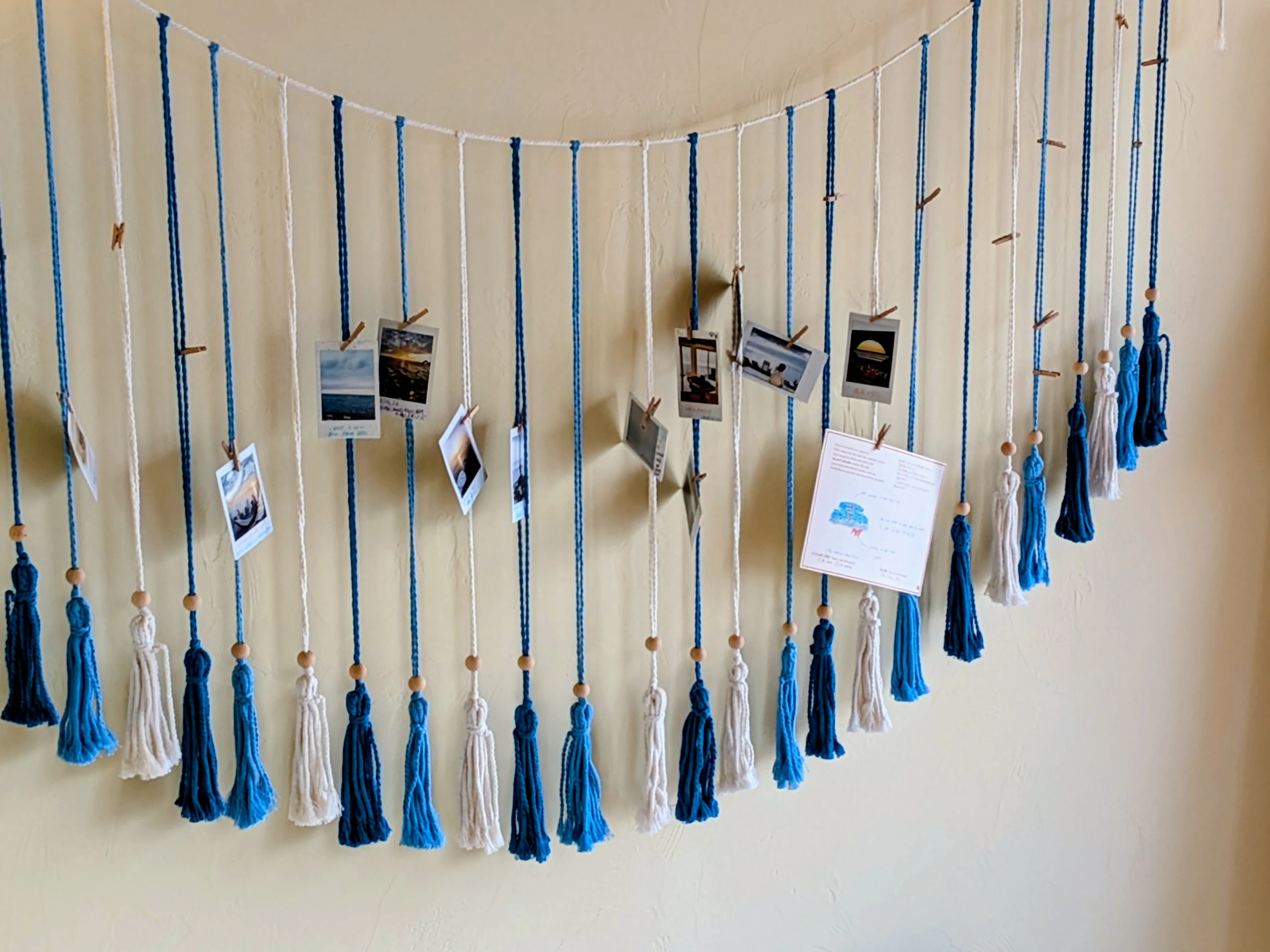 旅の思い出が部屋に散りばめられています