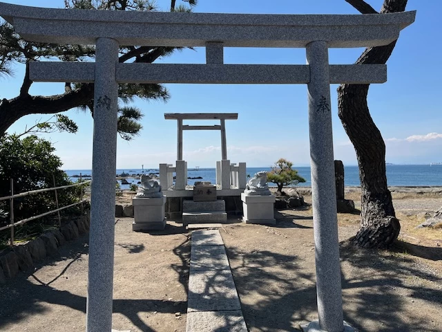 2基の鳥居から見る赤い鳥居（現地にて撮影）