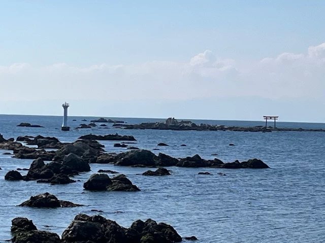 鳥居と並んで見える葉山灯台（現地にて撮影）