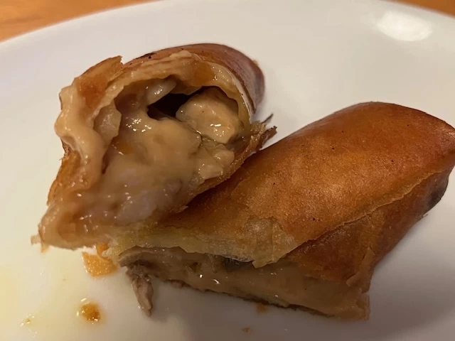 大人気メニュー「フォアグラと木ノ子の春巻き」（現地にて撮影）