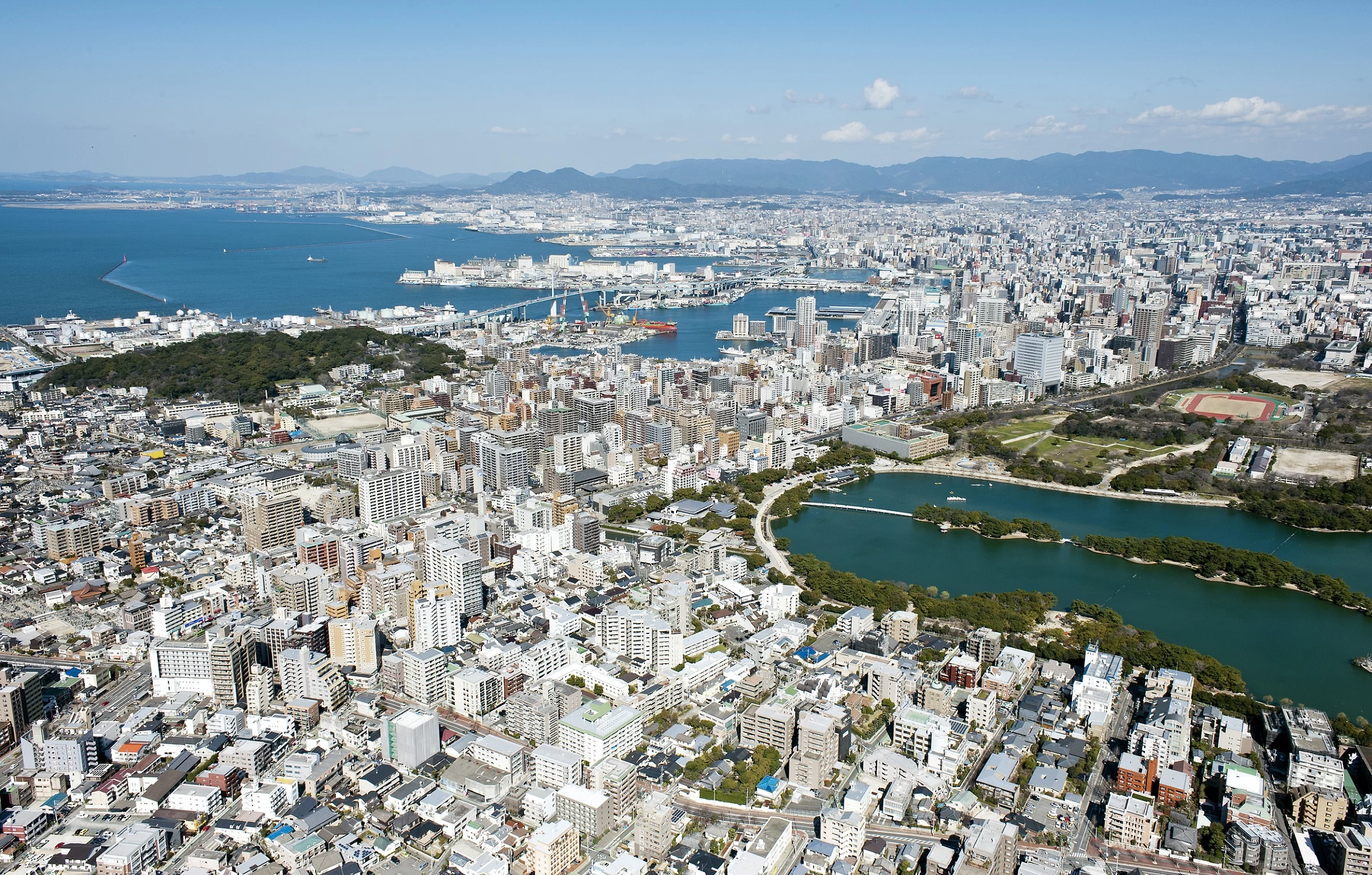 大濠公園から望む博多湾