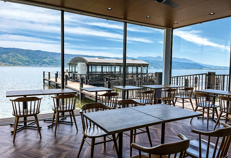 開放感あふれる湖上のカフェ
