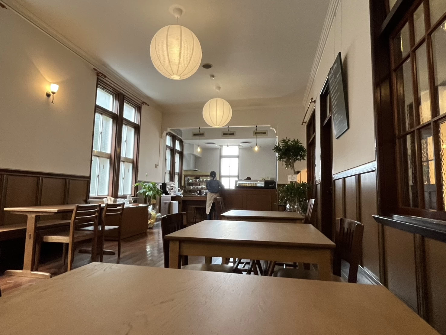 昭和初期に建てられた旧織物会館を改修した店内
