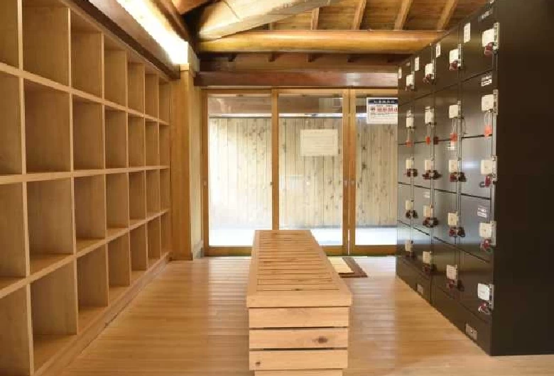 脱衣所とロッカー