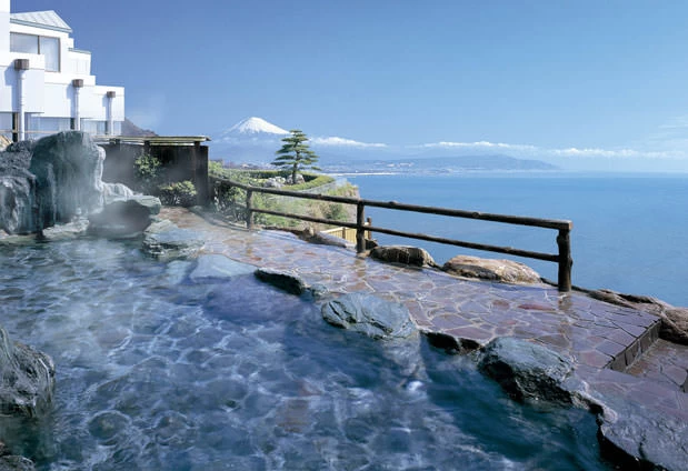海と富士山と、贅沢な時を過ごせる露天風呂