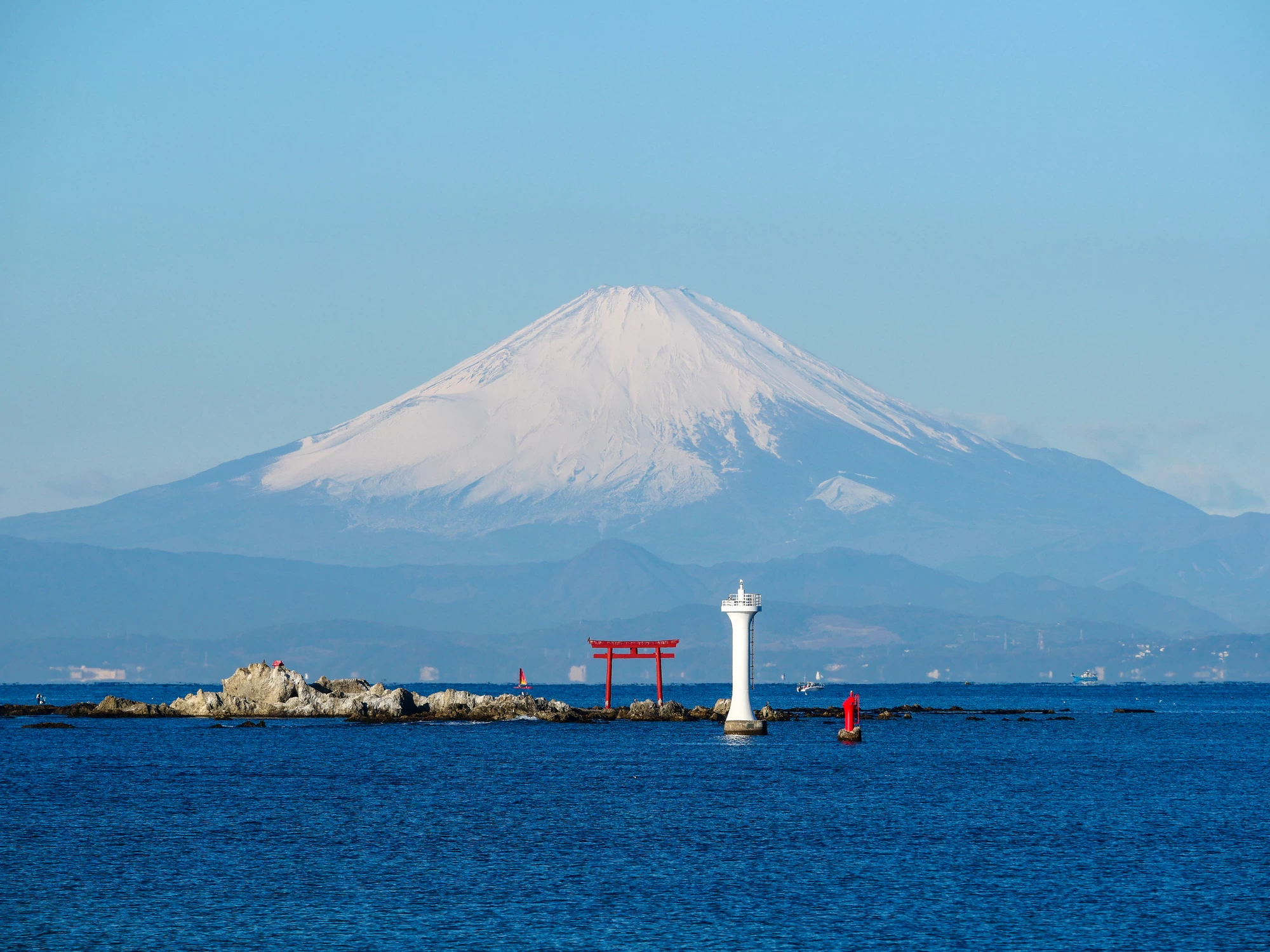 境内の裏手から見える富士山