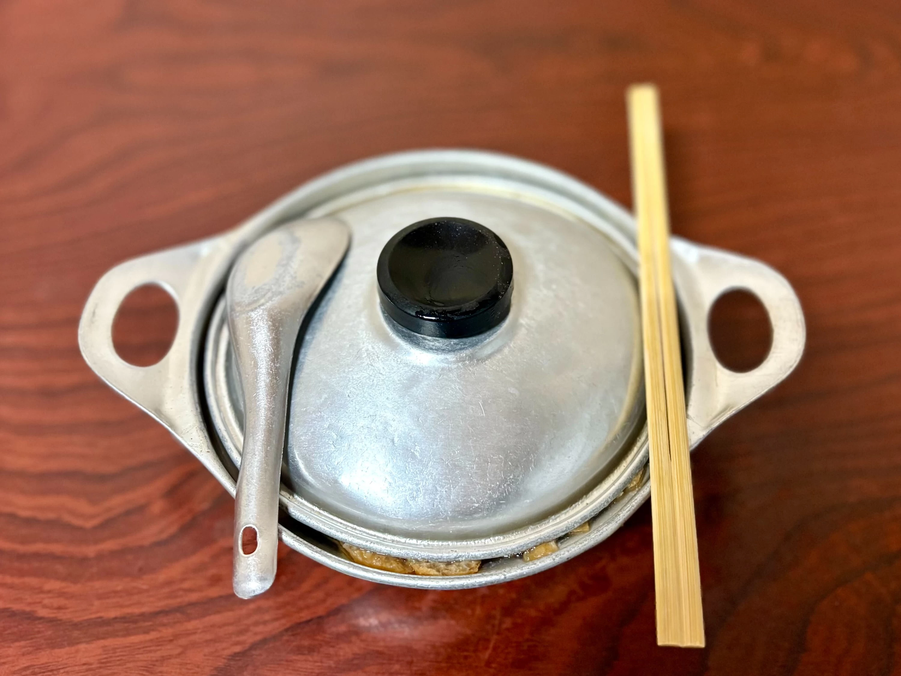 アルミ鍋に箸とレンゲがセット（現地にて撮影）