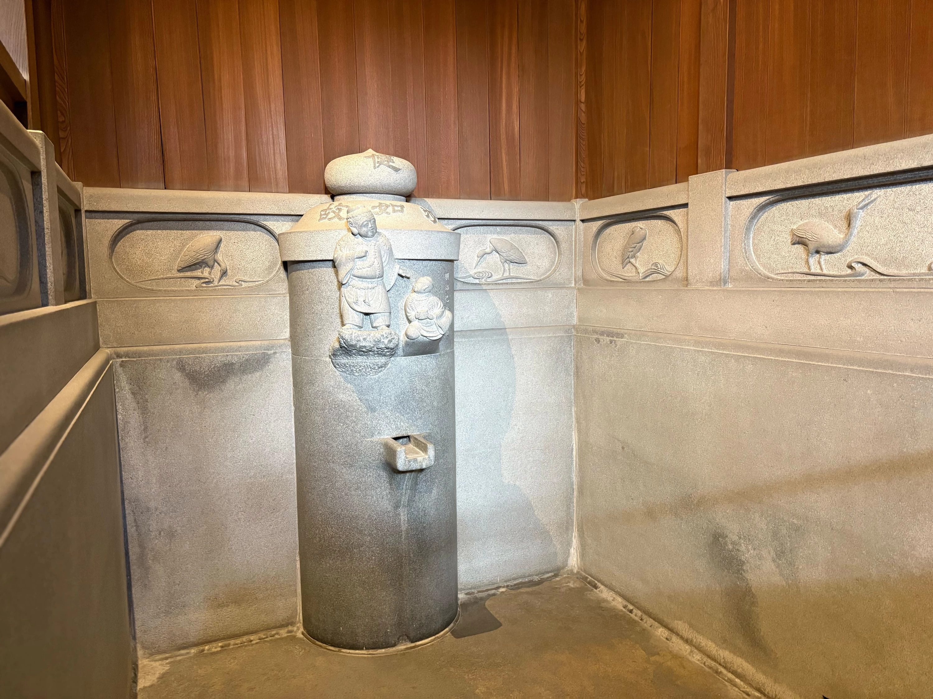 御湯殿にはお湯を張った跡も（現地にて撮影）