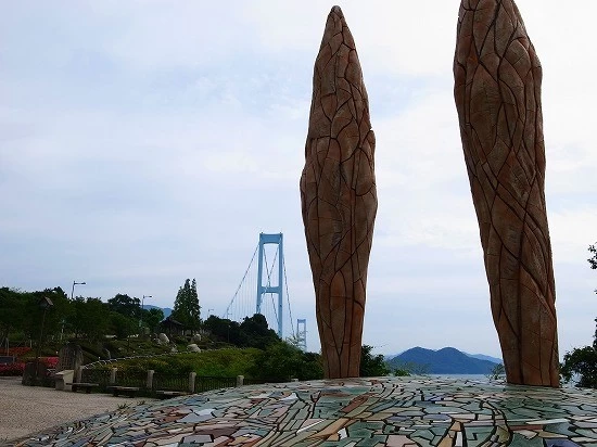 モニュメントと橋