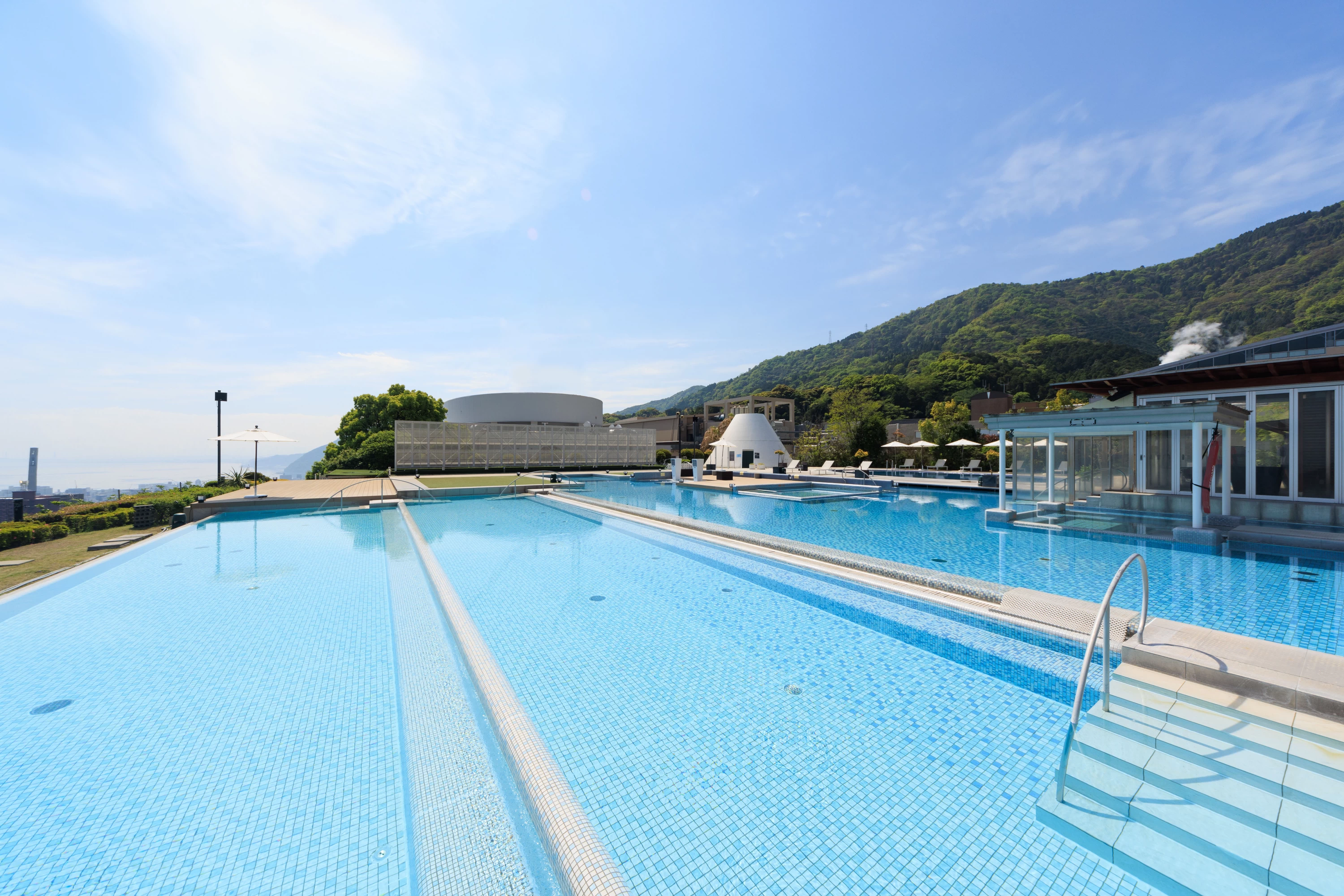 開放感抜群のアクアガーデン（画像提供：杉乃井ホテル）