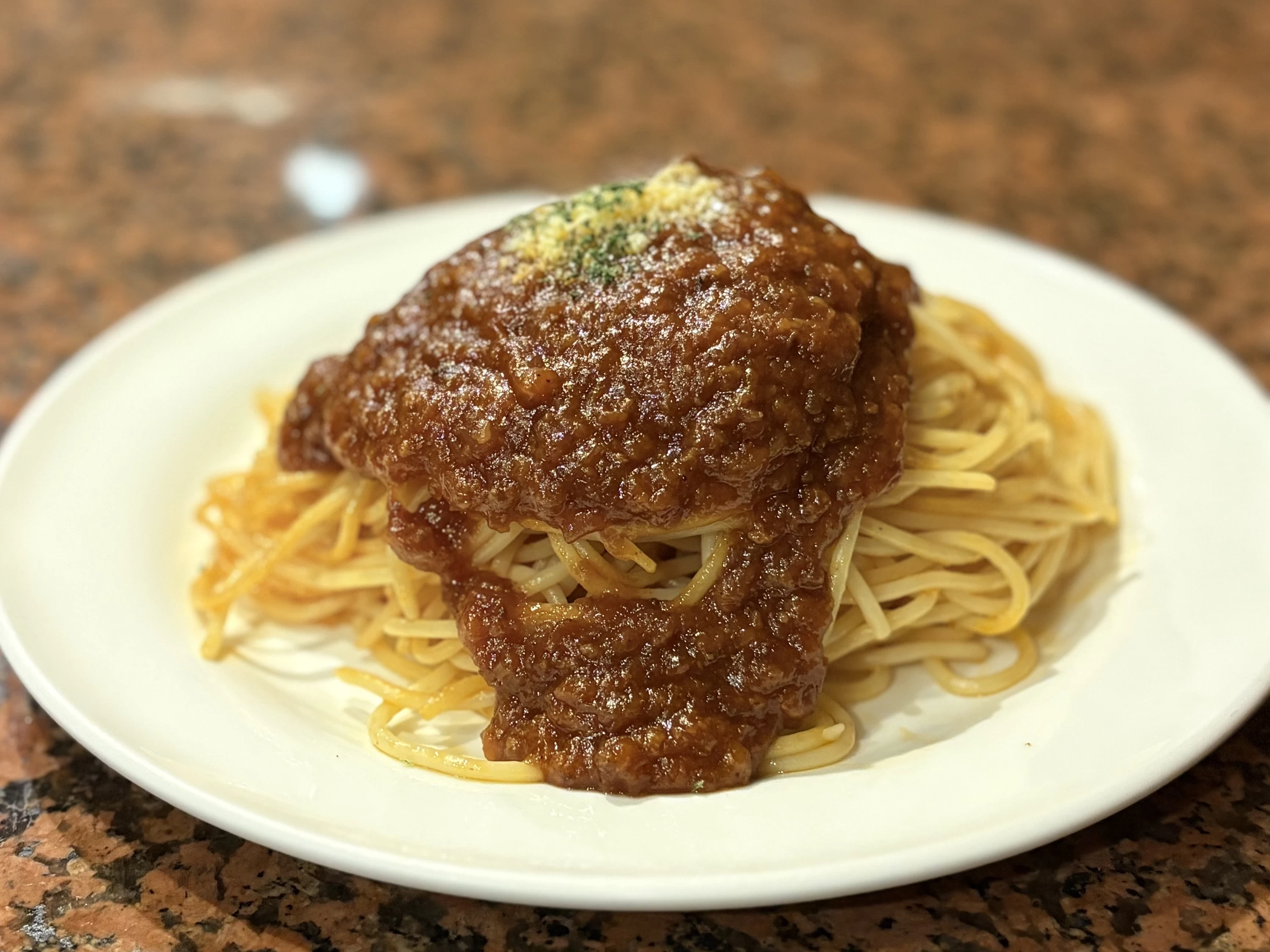 デュエット風ミートソース サラダ付（現地にて撮影）