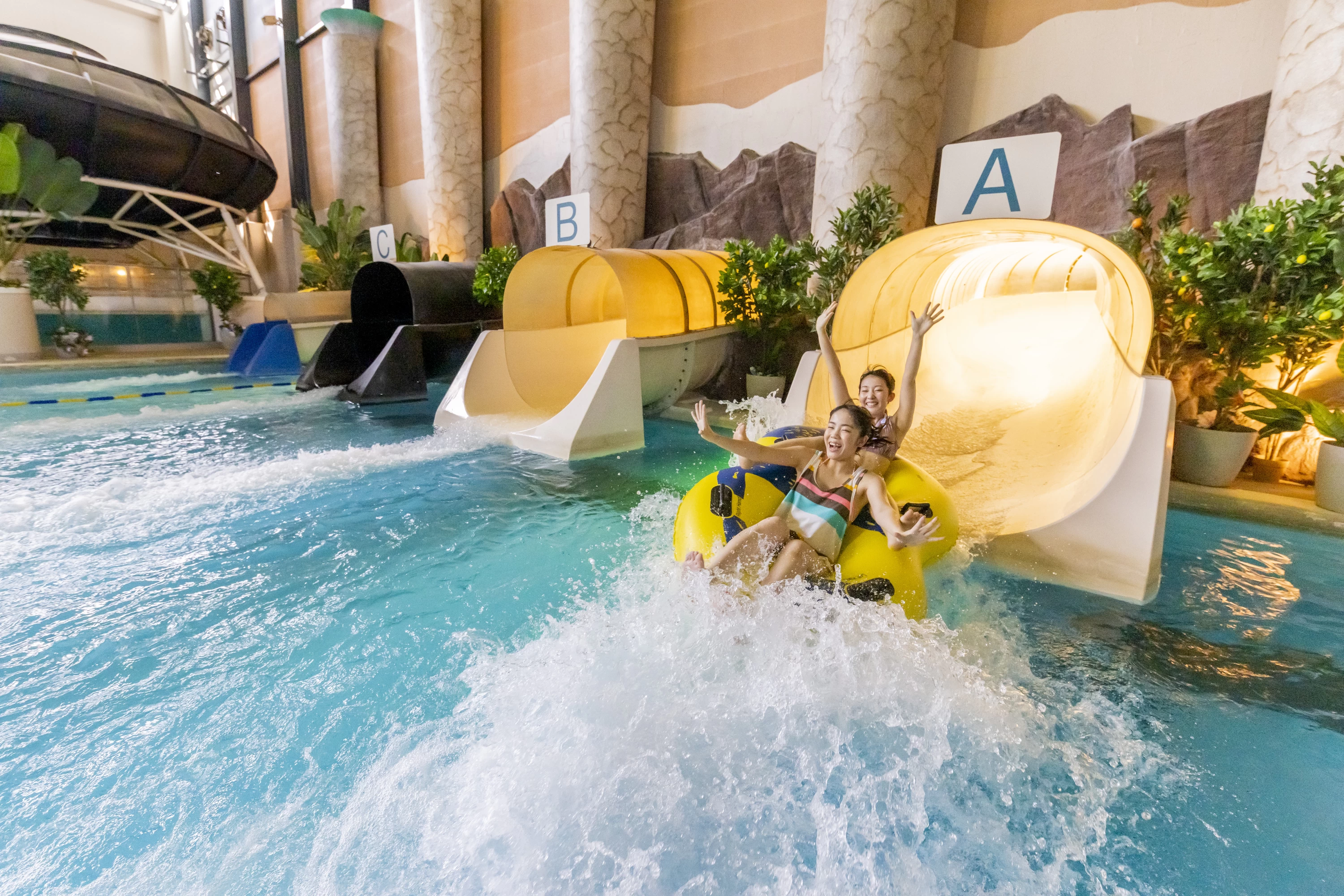 アクアビートのスライダー（画像提供：杉乃井ホテル）