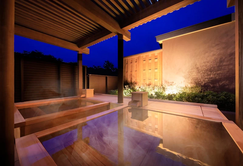 “湯畑源泉”から引く天然温泉を提供