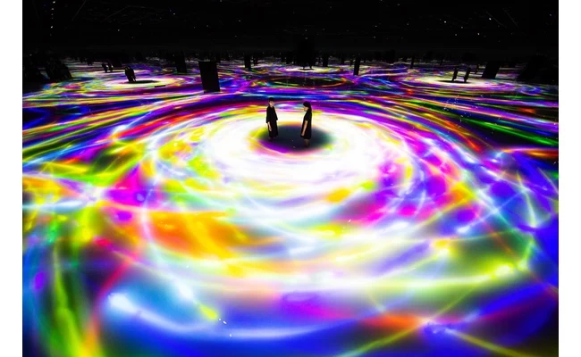 チームラボ《人と共に踊る鯉によって描かれる水面のドローイング - Infinity》©チームラボ