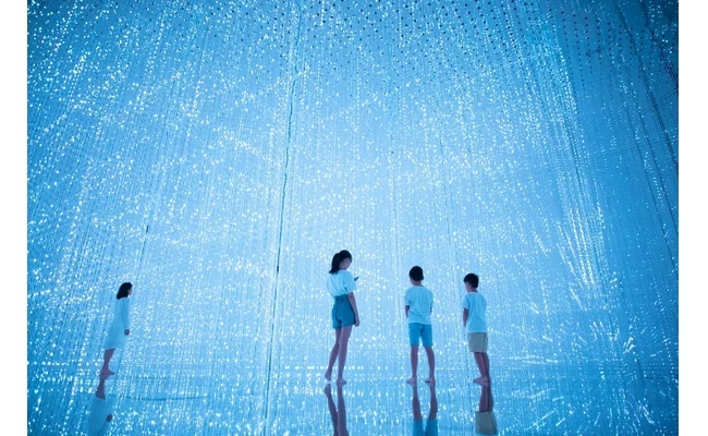 チームラボ《The Infinite Crystal Universe》©チームラボ