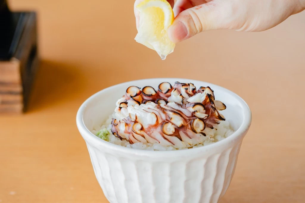 絶景レストランでいただける「島のたこのタタキ茶飯」