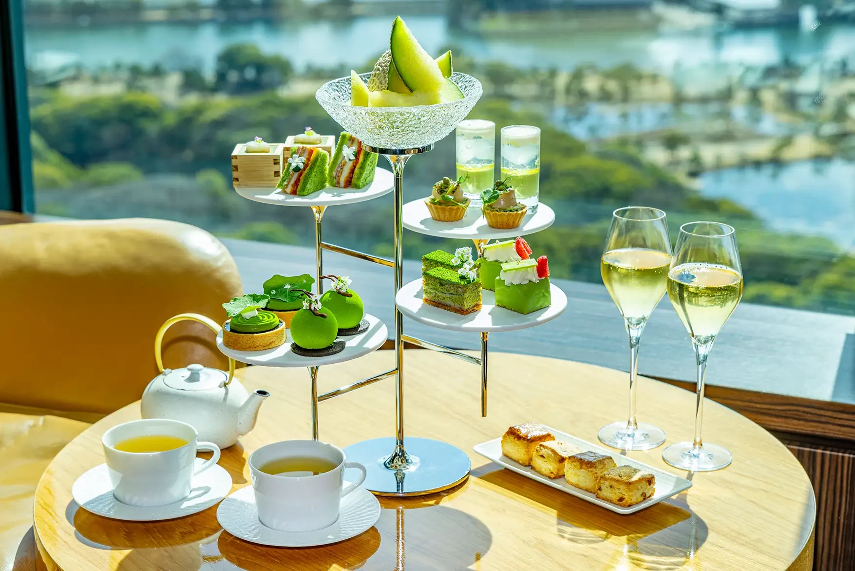 乾杯のシャンパーニュ付き デラックスアフタヌーンティー