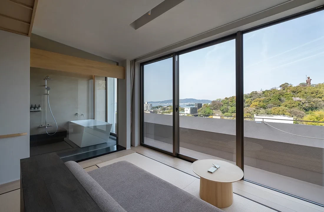 大きな窓から景色を堪能できる