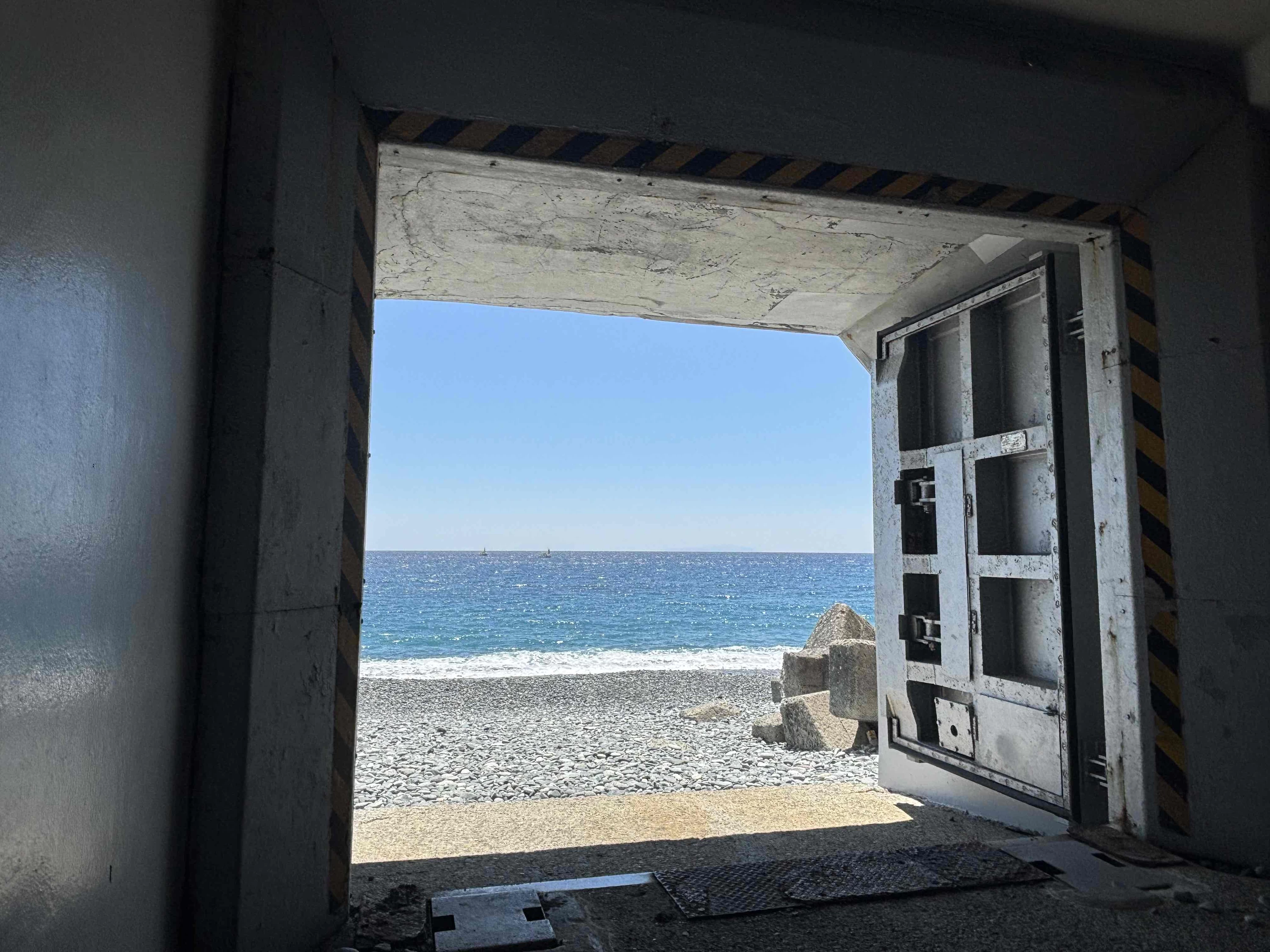 海へと続くトンネル