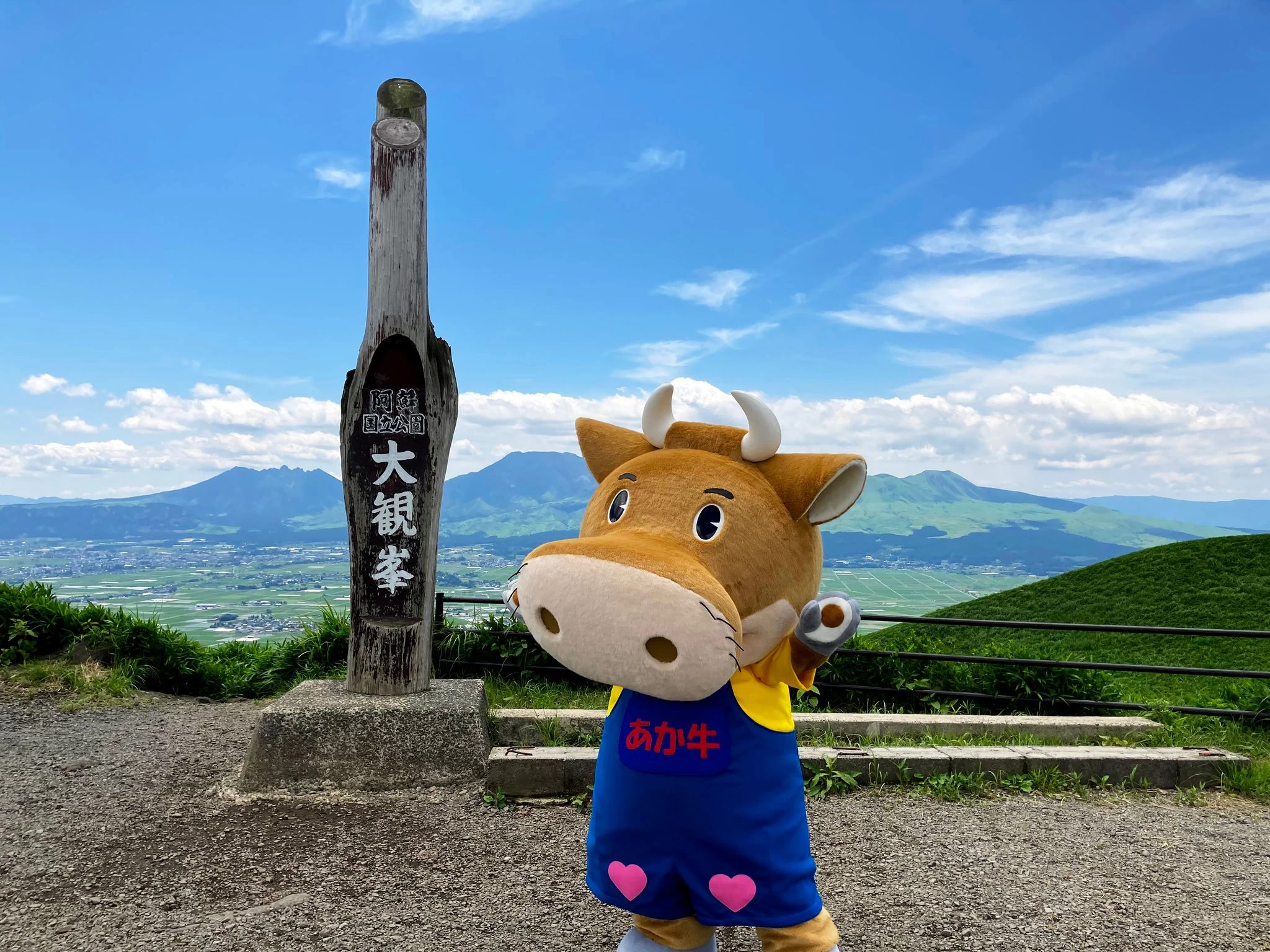 あか牛くんと石碑