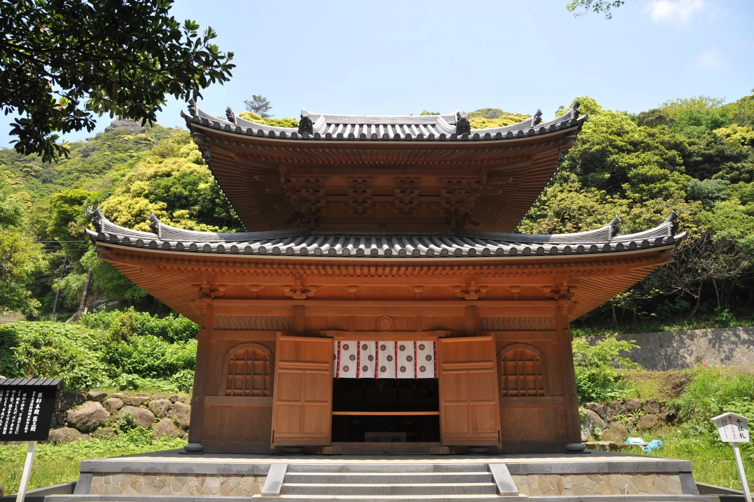 薬師本殿