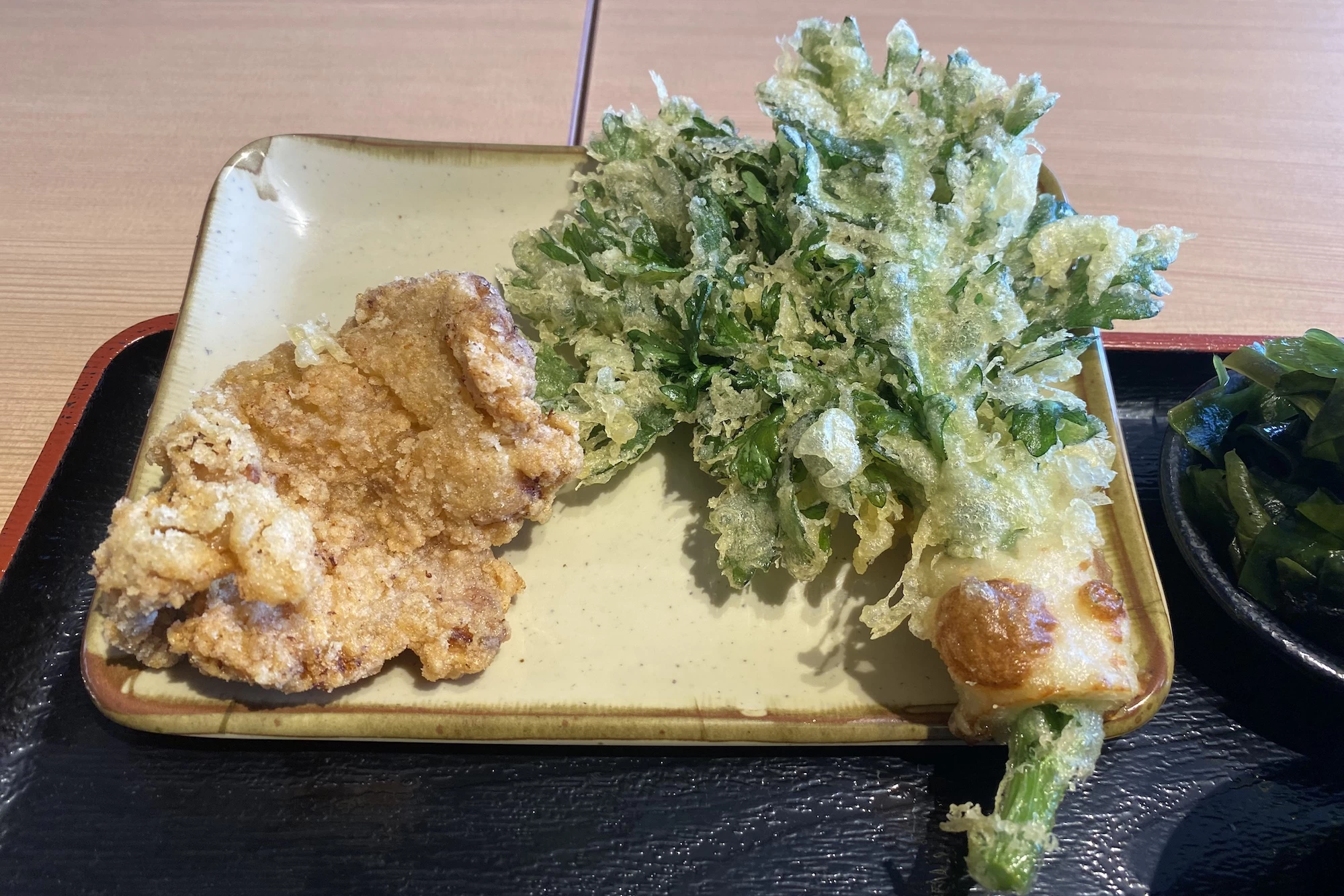 山賊焼とビッグな個性派天ぷら(現地にて撮影)