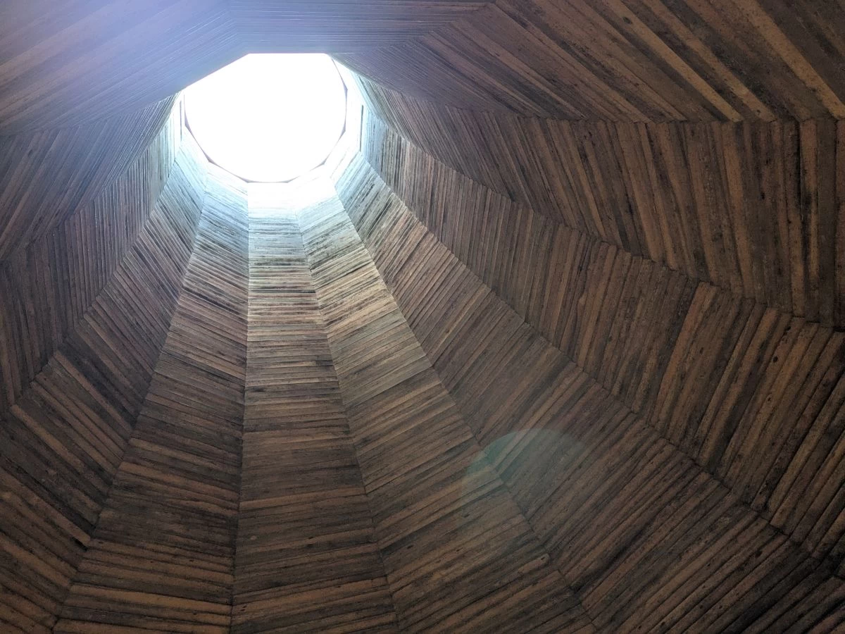 ひんやりとした展望台内部(現地にて撮影)