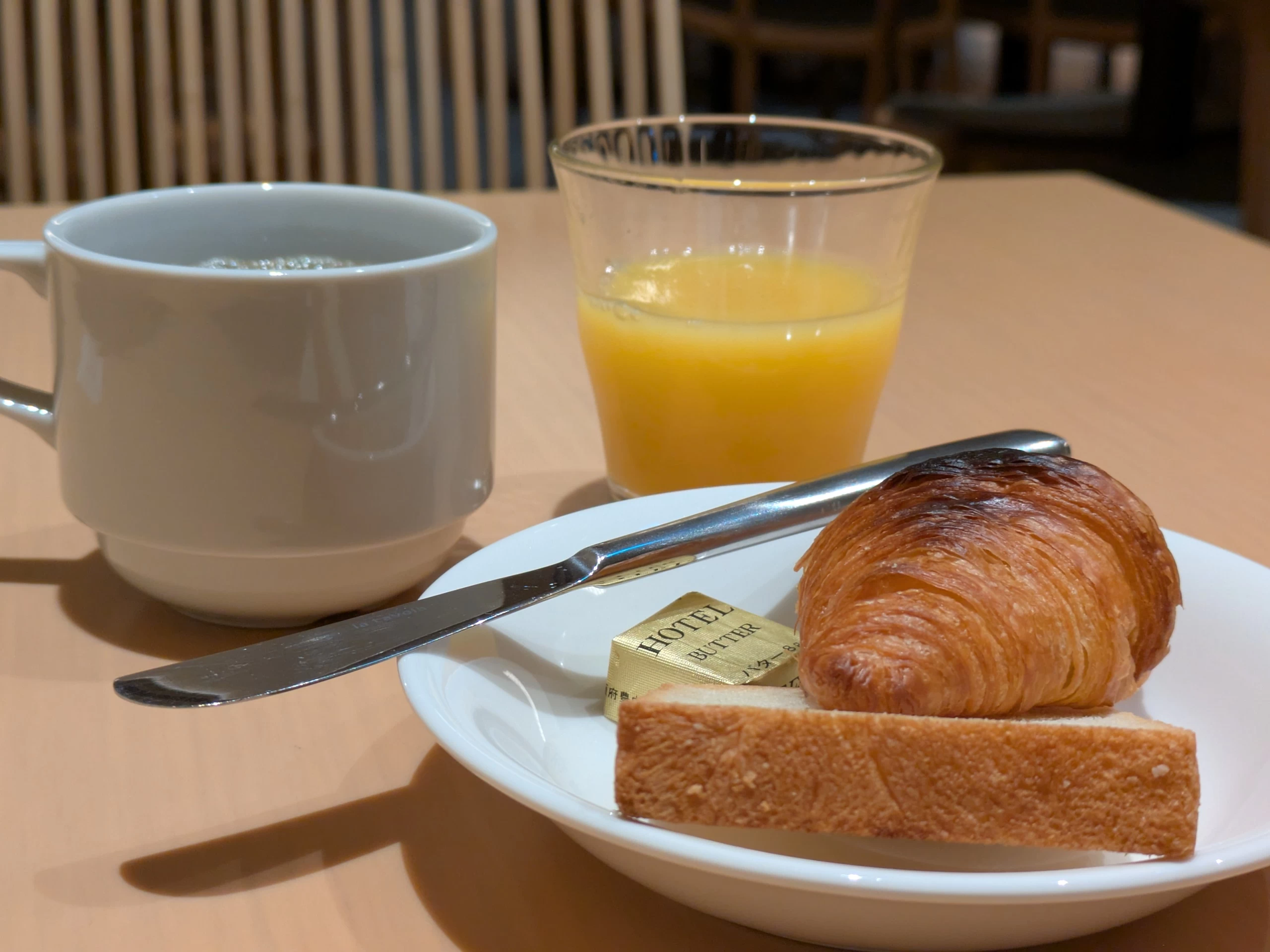 パンとドリンクのサービス(現地にて撮影)