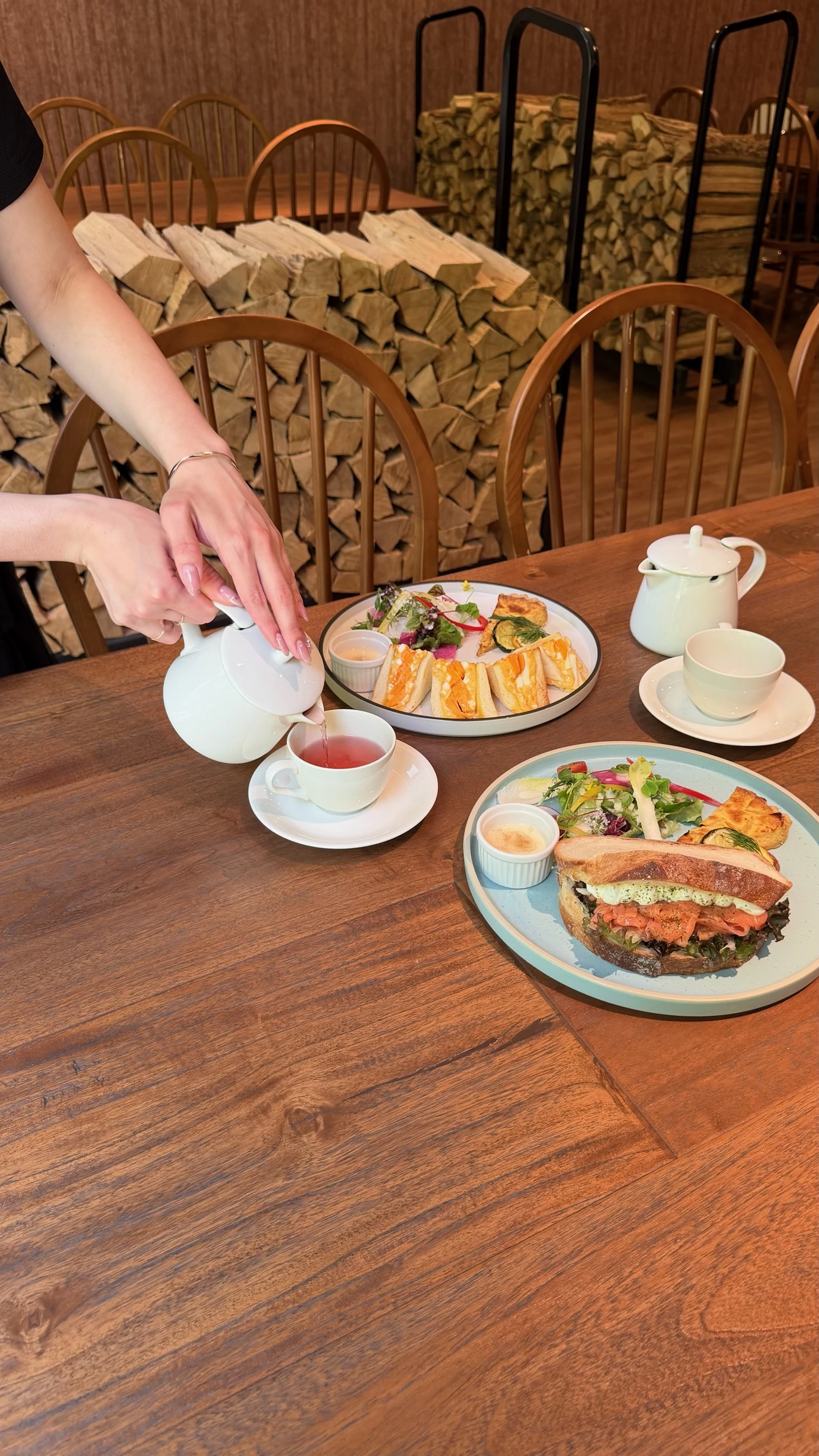 那須御養卵を使った「焼きたまごサンドプレート」と「スモークサーモンとクリームチーズのサンドプレート」（現地にて撮影）