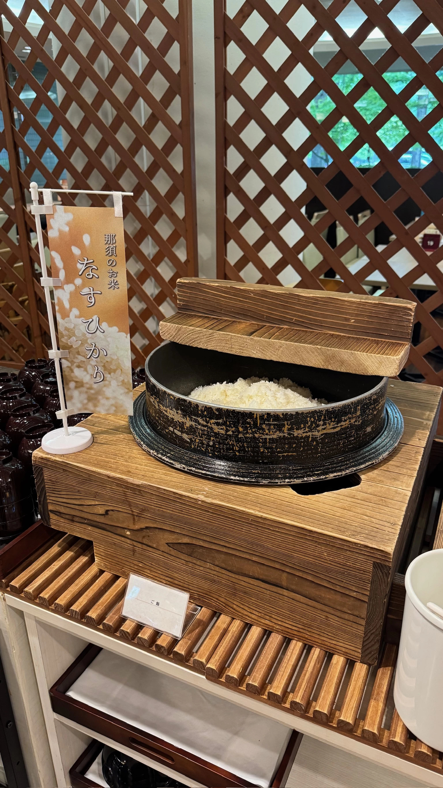 朝食のお米は「なすひかり」（現地にて撮影）