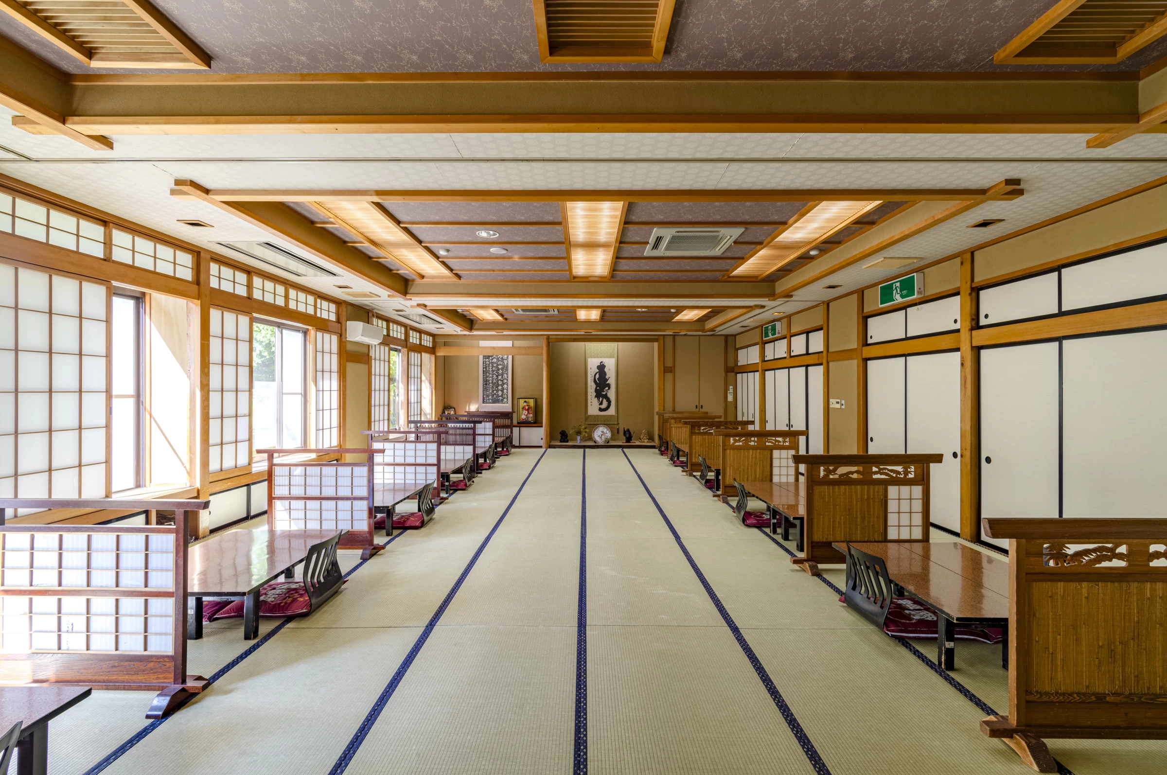 山々を望む畳の大広間