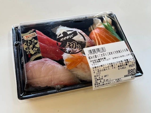 大ぶりのネタがうれしい寿司(現地にて撮影)