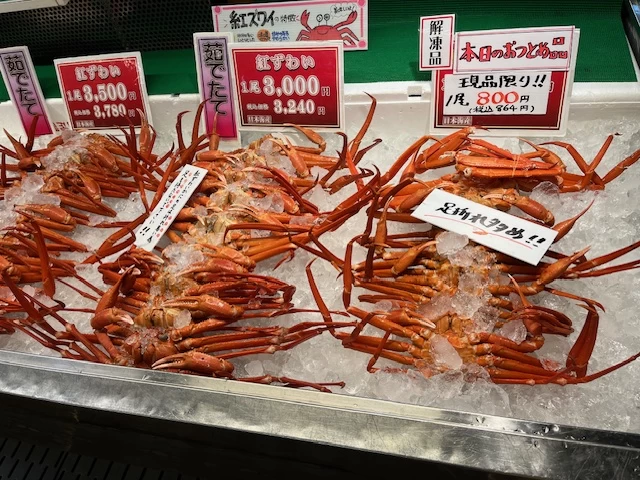 カニもお買い得!(現地にて撮影)